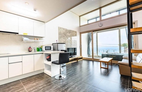 Dolsan-eup House | Yangyang Casa 413 Pension
