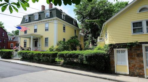 Historic Hill Hotel | Yankee Peddler Inn