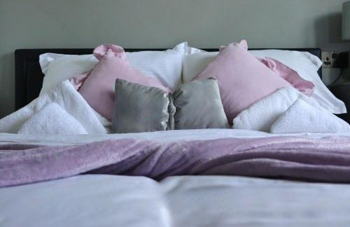 Yeading House | Yeading Stays Entire House Near Heathrow, Free WiFi, Family-Friendly & Garden