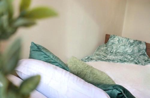 Yeading House | Yeading Stays Entire House Near Heathrow, Free WiFi, Family-Friendly & Garden