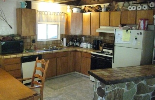 Tahoe Paradise Ski Chalet | Year-Round Lake Tahoe Getaway - Comfortable and Spacious! Spring Discount!