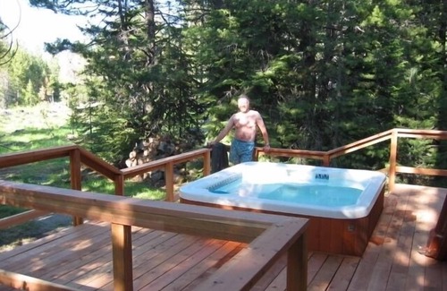 Tahoe Paradise Ski Chalet | Year-Round Lake Tahoe Getaway - Comfortable and Spacious! Spring Discount!