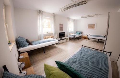 Schwarzenbruck Apartment | Yello Homes - großes Apartment - Am Waldrand, 15 min bis Nürnberg Messe, für 8 Personen, 2 WC's