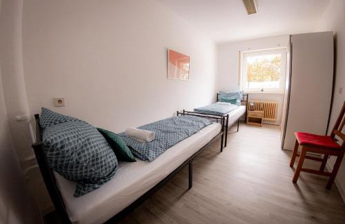 Schwarzenbruck Apartment | Yello Homes - großes Apartment - Am Waldrand, 15 min bis Nürnberg Messe, für 8 Personen, 2 WC's