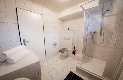 Schwarzenbruck Apartment | Yello Homes - großes Apartment - Am Waldrand, 15 min bis Nürnberg Messe, für 8 Personen, 2 WC's