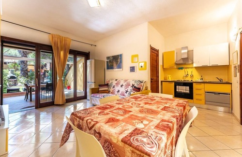 Santa Margherita di Pula Apartment | Yellow House with garden, 130 meters from the beach