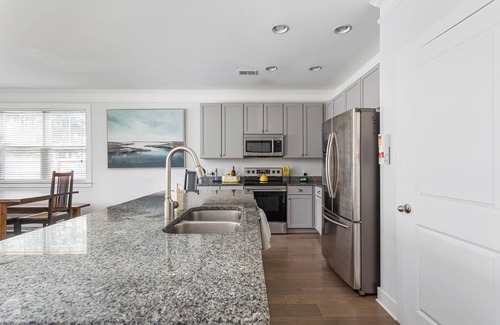 North Charleston House | Yellow Chateau- 5 min. walk to bars & restaurants