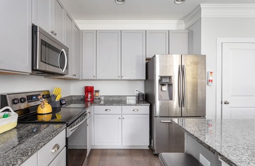 North Charleston House | Yellow Chateau- 5 min. walk to bars & restaurants