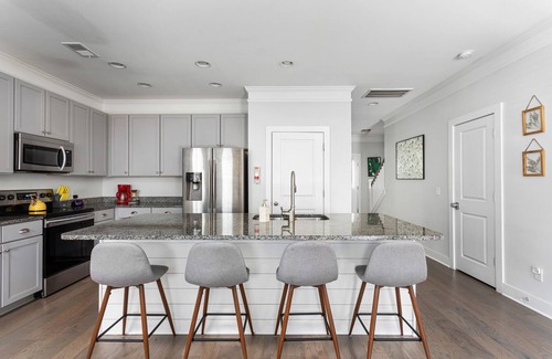 North Charleston House | Yellow Chateau- 5 min. walk to bars & restaurants