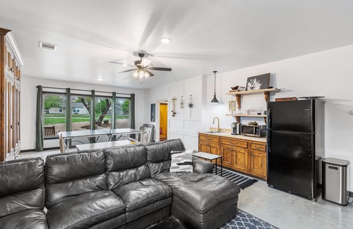 Kingsland House | Yellow Door on the Llano