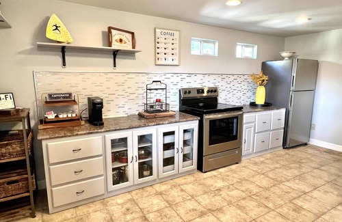 Amarillo House | Yellow Guest House near I-40 and I-27