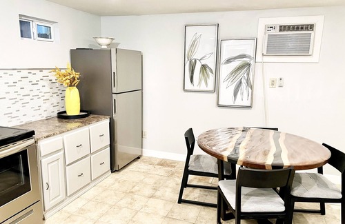 Amarillo House | Yellow Guest House near I-40 and I-27