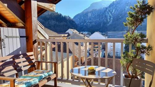Cluses Apartment | Yellow Home-by So'SerenityHome-balcon vue montagne-mezzanine