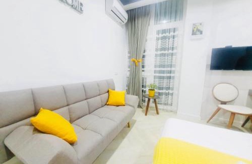 Makhinjauri Apartment | Yellow room with sea view