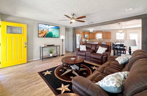 San Angelo House | Yellow Texas Star House next to Goodfellow AFB