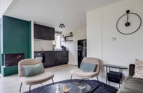 Zwiggelte House | Yellow Warbler I Trendy Home with Outside Diner
