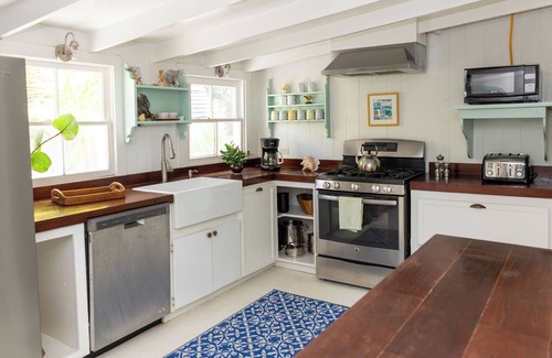 Dunmore Town House | Yellowbird, a Charming Property w/Main House, Guest Cottage, Pool, In Town