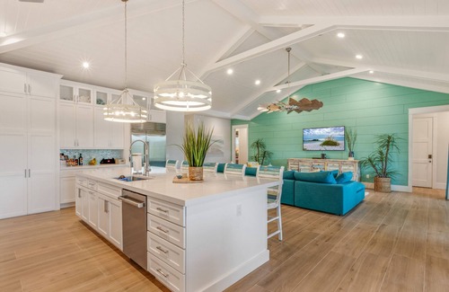 Anna Maria House | Yellowfin Inn: Luxury canal-front, pool home on Anna Maria Island