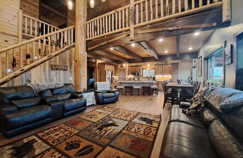 Island Park House | Yellowstone 6 Bed 6 Baths+ 2 Bedroom Apartment Optional, HOT TUB, Sleeps 25