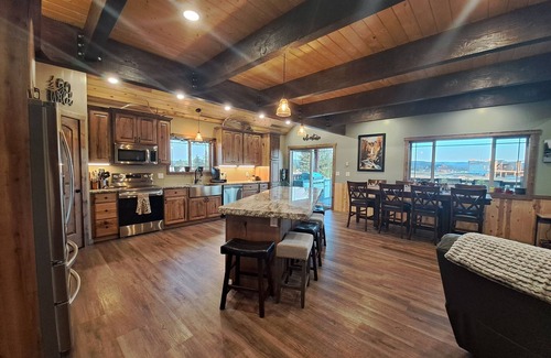Island Park House | Yellowstone 6 Bed 6 Baths+ 2 Bedroom Apartment Optional, HOT TUB, Sleeps 25