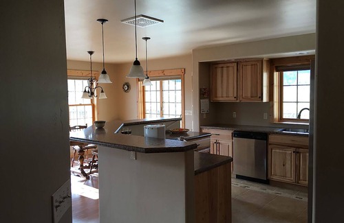 Gardiner House | Yellowstone Archview Guesthouse- Stunning Views For Your Ultimate Family Getaway
