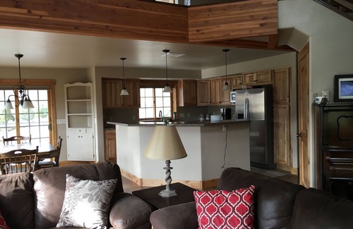 Gardiner House | Yellowstone Archview Guesthouse- Stunning Views For Your Ultimate Family Getaway