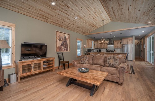 Lazy Acres House | Yellowstone cabin + Hot tub + Fire pit + Heated garage + 3 On-suite bedrooms