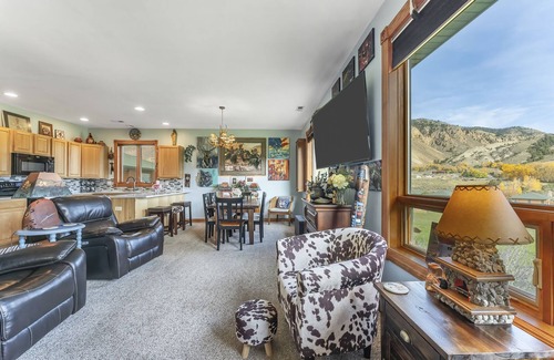Gardiner Cabin | YELLOWSTONE CABIN - THE ELK VIEW CABIN at Yellowstone (River view)