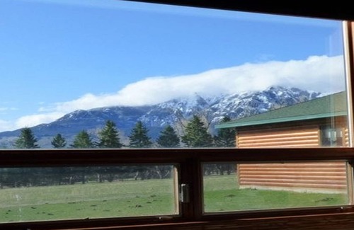 Gardiner Cabin | YELLOWSTONE CABIN - THE ELK VIEW CABIN at Yellowstone (River view)
