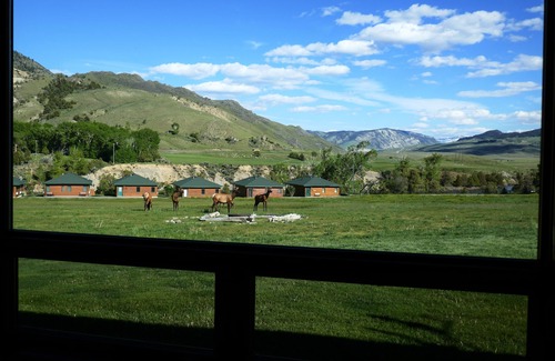 Gardiner Cabin | YELLOWSTONE CABIN - THE ELK VIEW CABIN at Yellowstone (River view)