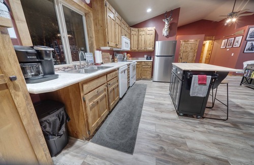 Rea Cabin | Yellowstone Retreat Cabin | Kids Zipline | WiFi | Trailers