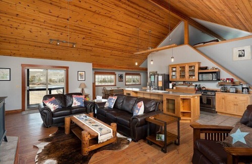 Livingston House | Yellowstone River House with guest house