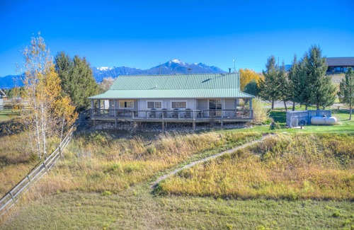 Livingston House | Yellowstone River House with guest house