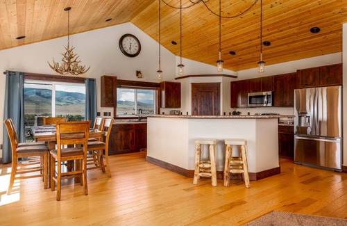 Livingston House | Yellowstone Trail - Great Home Overlooking the Yellowstone River