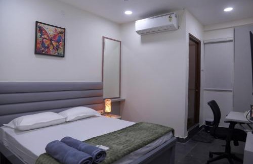 Serilingampally Apartment | Yendluri's- QueenBed Room-2 Kondapur, Gachibowli