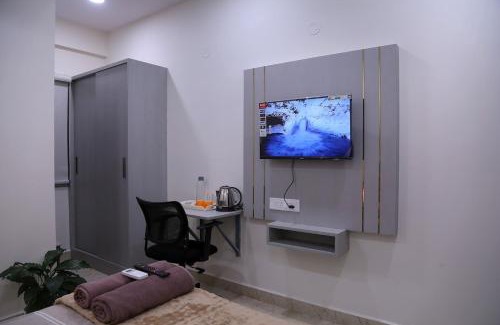 Serilingampally Apartment | Yendluri's- QueenBed Room-13 Kondapur, Gachibowli