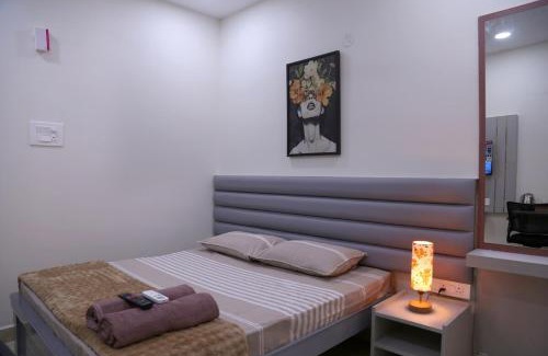 Serilingampally Apartment | Yendluri's- QueenBed Room-20 Kondapur, Gachibowli