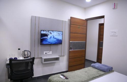 Serilingampally Apartment | Yendluri's- QueenBed Room-20 Kondapur, Gachibowli