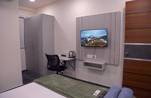 Serilingampally Apartment | Yendluri's- QueenBed Room-24 Kondapur, Gachibowli