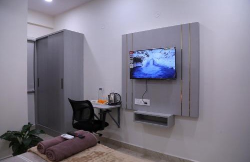 Serilingampally Apartment | Yendluri's- QueenBed Room-24 Kondapur, Gachibowli