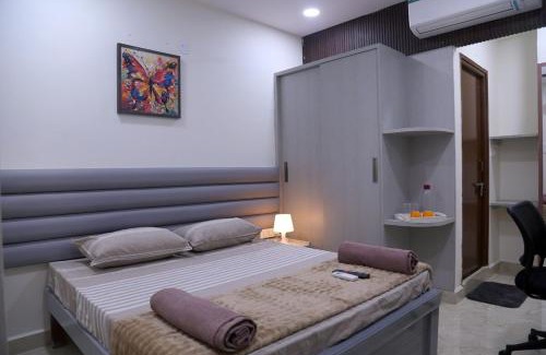Serilingampally Apartment | Yendluri's- QueenBed Room-25 Kondapur, Gachibowli
