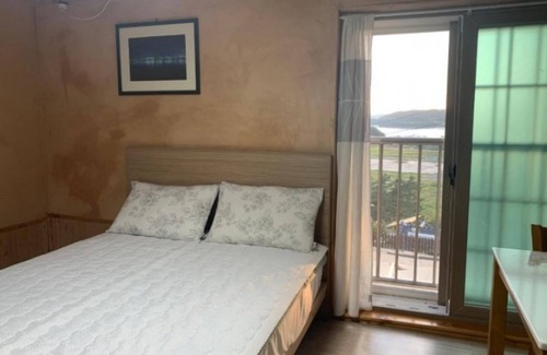 Dolsan-eup House | Yeosu Banditbul Hwangto Pension