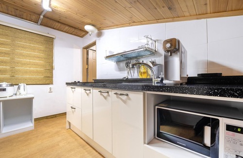 Dolsan-eup House | Yeosu Bebeolleh Pension