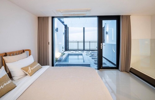 Dolsan-eup House | Yeosu Cave Pool Villa