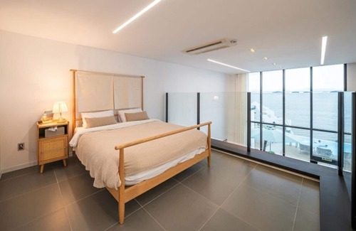 Dolsan-eup House | Yeosu Cave Pool Villa