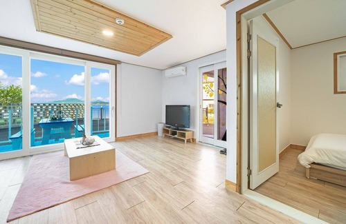 Dolsan-eup House | Yeosu Riaeddo Poolvilla Pension