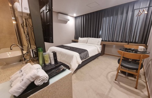 Chinju Hotel | Yeow-B