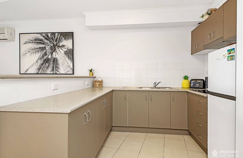 Yeppoon Apartment | YEPPOON CBD FULLY FURNISHED APARTMENT WITH POOL!