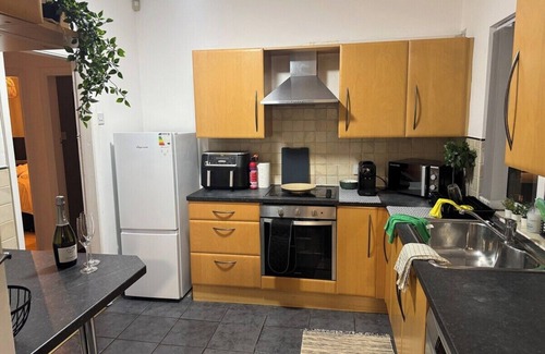 Harborne Apartment | Yew Croft Avenue (4 Bed. Parking. Families/Contractors. QE/Uni)