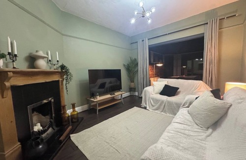 Harborne Apartment | Yew Croft Avenue (4 Bed. Parking. Families/Contractors. QE/Uni)